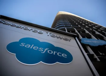 Salesforce hits software sales slump, bets on AI adoption to boost business