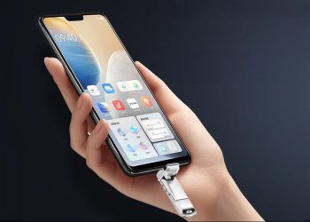 Get Plug-and-Play Simplicity Across Multiple Devices with This Handy Flash Drive