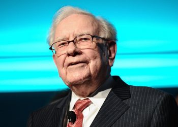 Warren Buffett’s Advice Goes Viral As Stocks Fall on Tariffs