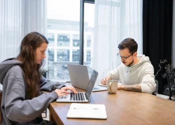 The Best Desk Sharing Software for Modern Workplaces in 2025