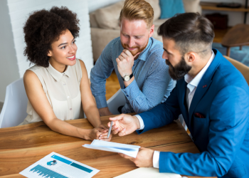 How to Build Strong Relationships with Independent Contractors (6 Best Practices)