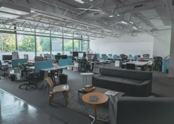 How Office Hoteling Improves Productivity in Hybrid Workplaces